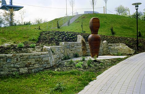 <h1>RBK Stuttgart</h1><p>Der Bienengarten mit Eichenholzskulptur und Natursteinmauer ist für den Patientengarten des Robert-Bosch-Krankenhauses in Stuttgart gestaltet. Patienten, Mitarbeiter und Besucher können hier die Wildbienen an der Skulptur aus nächster Nähe beobachten und erleben im blühenden und summenden Garten etwas Abwechslung vom Krankenhausalltag</p>